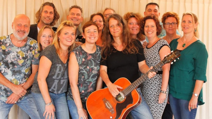 Deelnemers Volgspot 10 met uiterst links coach Klaas Visser en met gitaar coach Ciska Ruitenberg