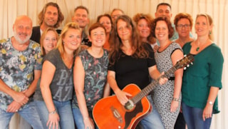 Deelnemers Volgspot 10 met uiterst links coach Klaas Visser en met gitaar coach Ciska Ruitenberg