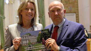 minister Ollongren neemt de profielschets voor de nieuwe cvdK van Noord-Holland in ontvangst van Statenlid Annaert