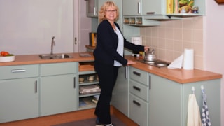 Wijkverpleegkundige Irene in woonkeuken into dmentia