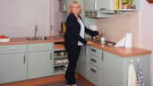 Wijkverpleegkundige Irene in woonkeuken into dmentia