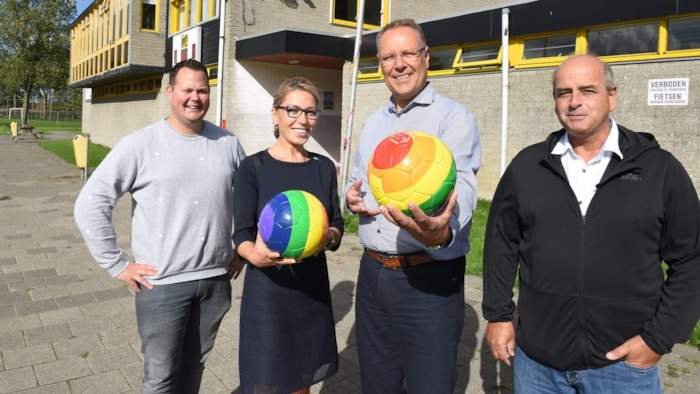 Uitreiking Regenboogbal bij HSV Sport