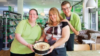 De lekkerste vrijwilligersbaan in het Leescafé van de bieb in Hoorn