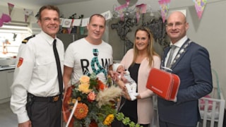 Burgemeester overhandigt brandweerkoffertje