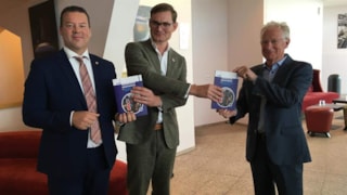 Presentatie van de Handreiking Aquathermie aan wethouder Ben Tap