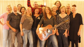 Deelnemers Volgspot- met gitaar zangcoach Ciska