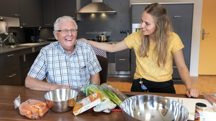 Omring kookgroep revalidatie meneer De Wit en Judy Bakker