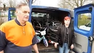 Foto Jan Kooijman schenkt 8 fietsen aan jeugdhulp Parlan