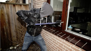 Inbreker met koevoet bij keukenraam
