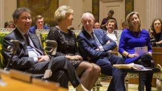 Johan Remkes geflankeerd door zijn partner en minister Ollongren bij zijn afscheid op 17 december 2018
