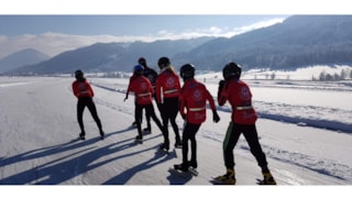 Oscar Romero schaatsers op de Weisensee.