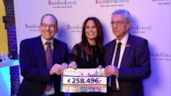 Museumdirekteur René van den Broeke neemt de cheque in ontvangst