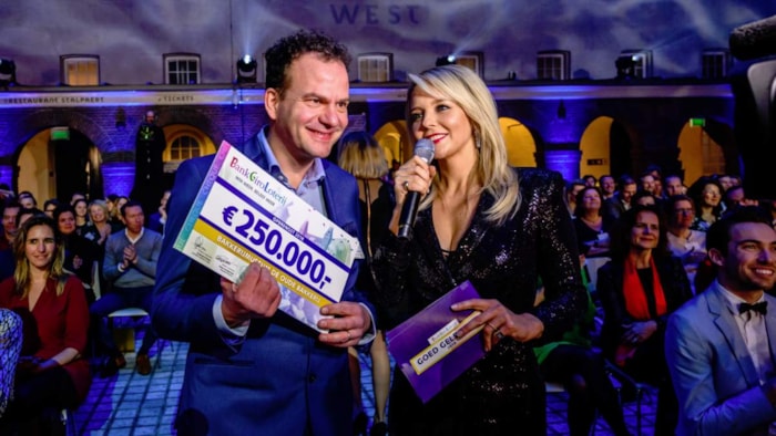 Museumdirecteur Jacco Spil van De Oude Bakkerij uit Medemblik ontvangt een schenking van 250.000 euro