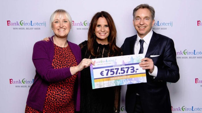 Directeur Stephan Warnik nam namens het Zuiderzeemuseum de cheque van de BankGiro Loterij in ontvangst