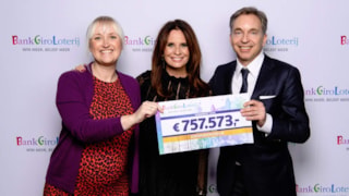 Directeur Stephan Warnik nam namens het Zuiderzeemuseum de cheque van de BankGiro Loterij in ontvangst