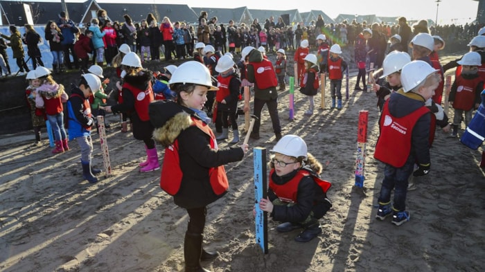 foto bij bericht kinderen slaan eerste paal uitbreiding De Kreek