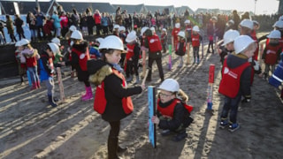 foto bij bericht kinderen slaan eerste paal uitbreiding De Kreek