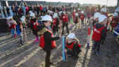 foto bij bericht kinderen slaan eerste paal uitbreiding De Kreek