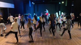 Leerlingen leren dansen