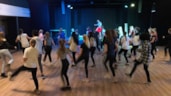 Leerlingen leren dansen
