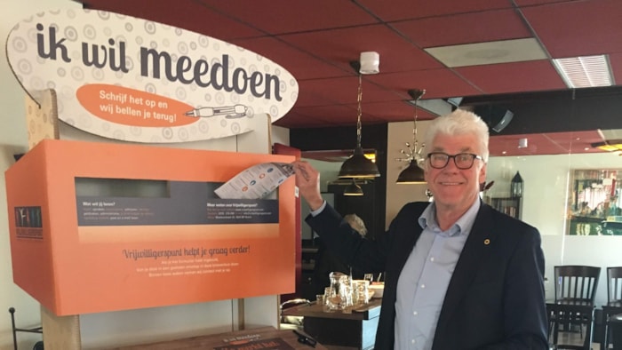 Wethouder Dorus Luyckx van Enkhuizen post het eerste aanmeldformulier