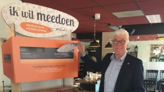 Wethouder Dorus Luyckx van Enkhuizen post het eerste aanmeldformulier