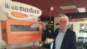 Wethouder Dorus Luyckx van Enkhuizen post het eerste aanmeldformulier