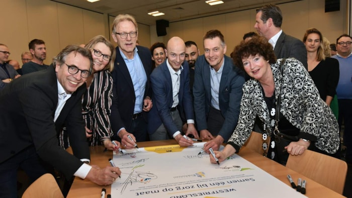Zorgwethouders tekenen zorgcontracten inkoop 2020