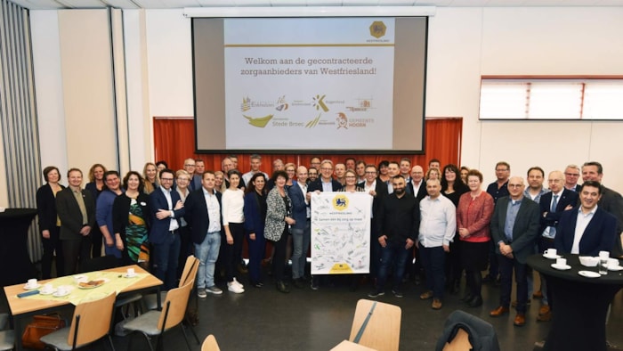 Groepsfoto ondertekening zorgcontracten inkoop 2020