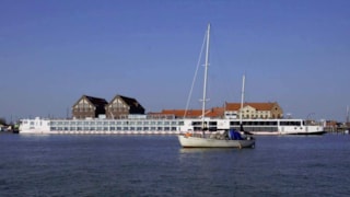 Witte vloot schepen in Hoornse haven