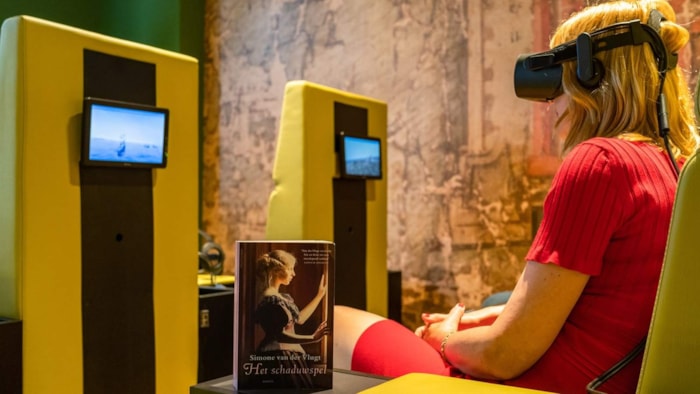 Simone van der Vlugt in VR-zaal.2