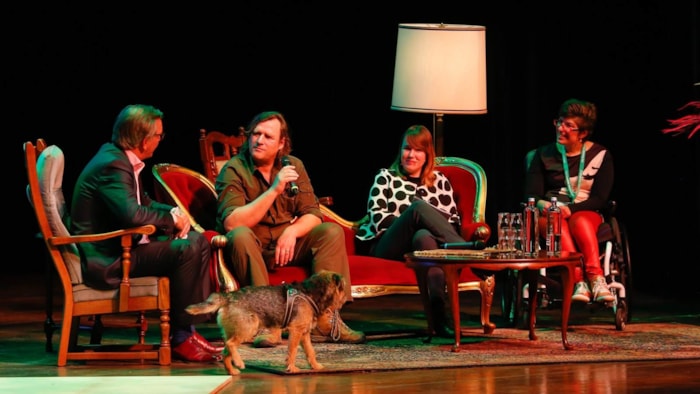 Jaap Sluis en Ionica Smeets in gesprek met Lisette Spranger en Arjan Postma tijdens de eerste talkshow NV Noord-Holland Noord in Hoorn