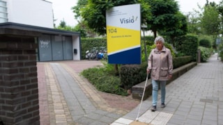Blinde vrouw met stok