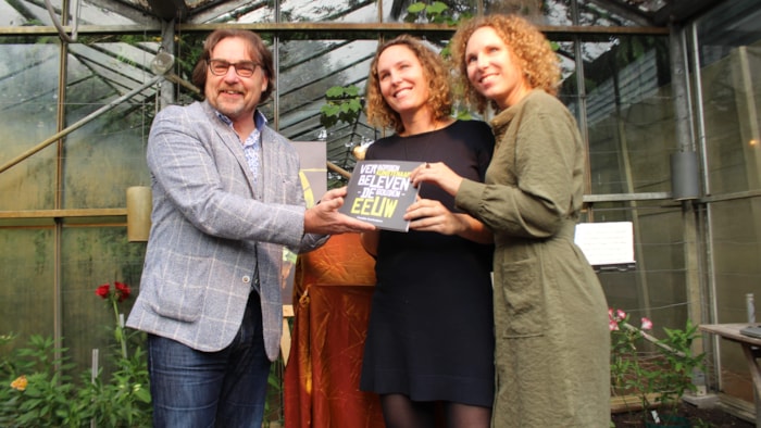 Ad Geerdink (directeur Westfries Museum neemt het 1e exemplaar in ontvangst van Roos en Merel van Meerkerk van Stichting Kunst in de Kas