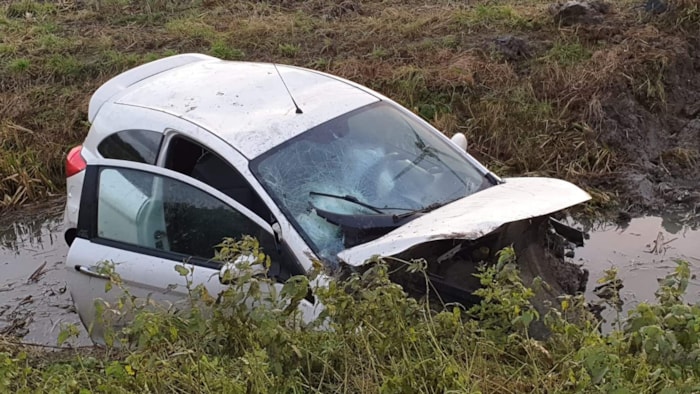 Auto in de sloot