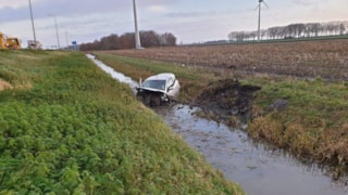 Auto in de sloot1