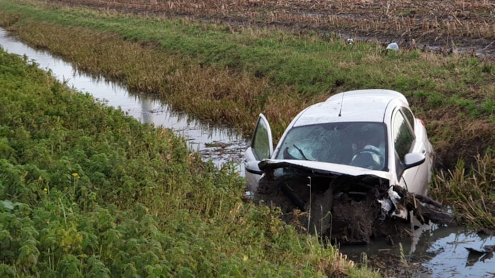 Auto in de sloot2