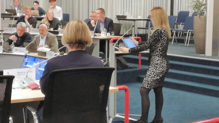 Wethouder Kholoud al Mobayed beantwoord vragen