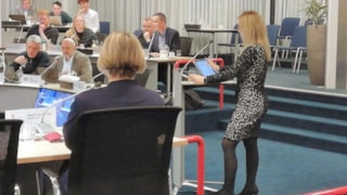Wethouder Kholoud al Mobayed beantwoord vragen