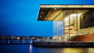 Muziekgebouw aan 't IJ - zijaanzicht avond (foto Erik van Gurp)