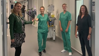 Tessa van LNC Huidverbetering overhandigd bloemen en 120 wellnessbonnen aan het Dijklander Ziekenhuis, IC-verpleegkundigen Susanne Teunissen en Eliza Stroomer en hoofd Intensive Care Annelies Zijlstra