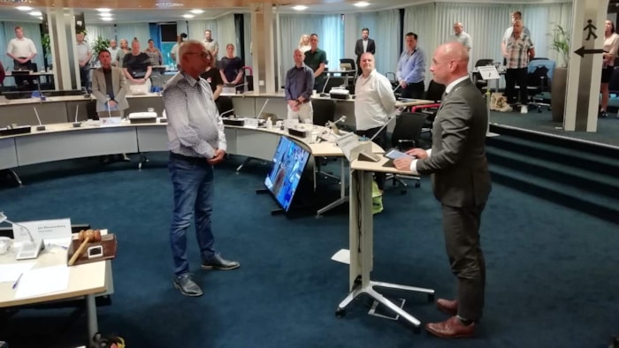 Charles Webster wordt geinstalleerd als commissielid