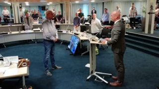 Charles Webster wordt geinstalleerd als commissielid