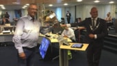 Charles Webster ontvangt bloemen bij zijn installatie als commissielid