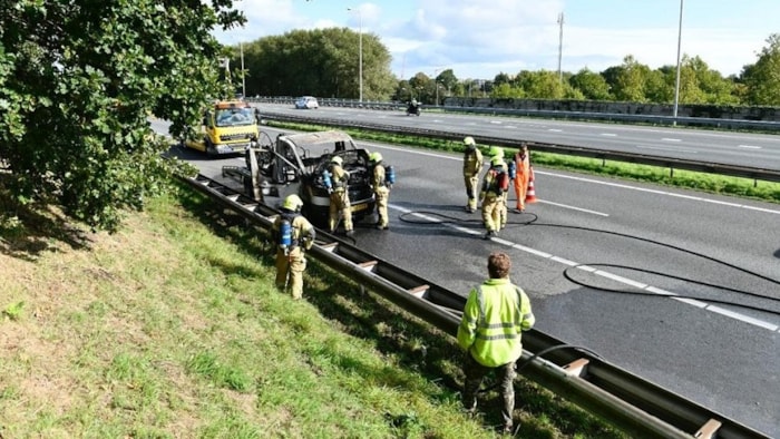 Auto met oplegger in brand op A7 bij Berkhout 3