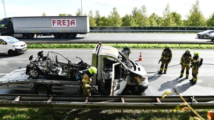 Auto met oplegger in brand op A7 bij Berkhout 1
