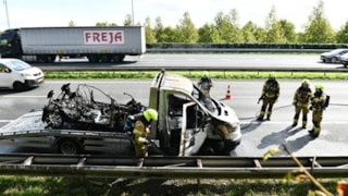 Auto met oplegger in brand op A7 bij Berkhout 1