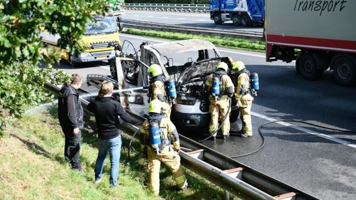 Auto met oplegger in brand op A7 bij Berkhout 2