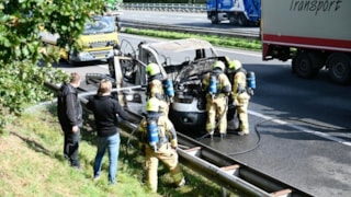 Auto met oplegger in brand op A7 bij Berkhout 2