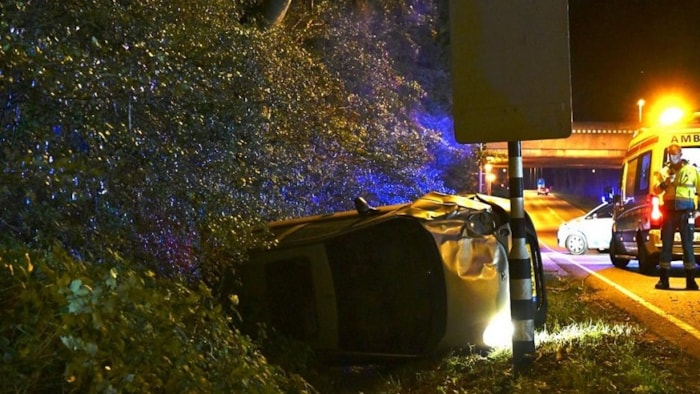 Auto belandt op z'n kant in Hoorn 1